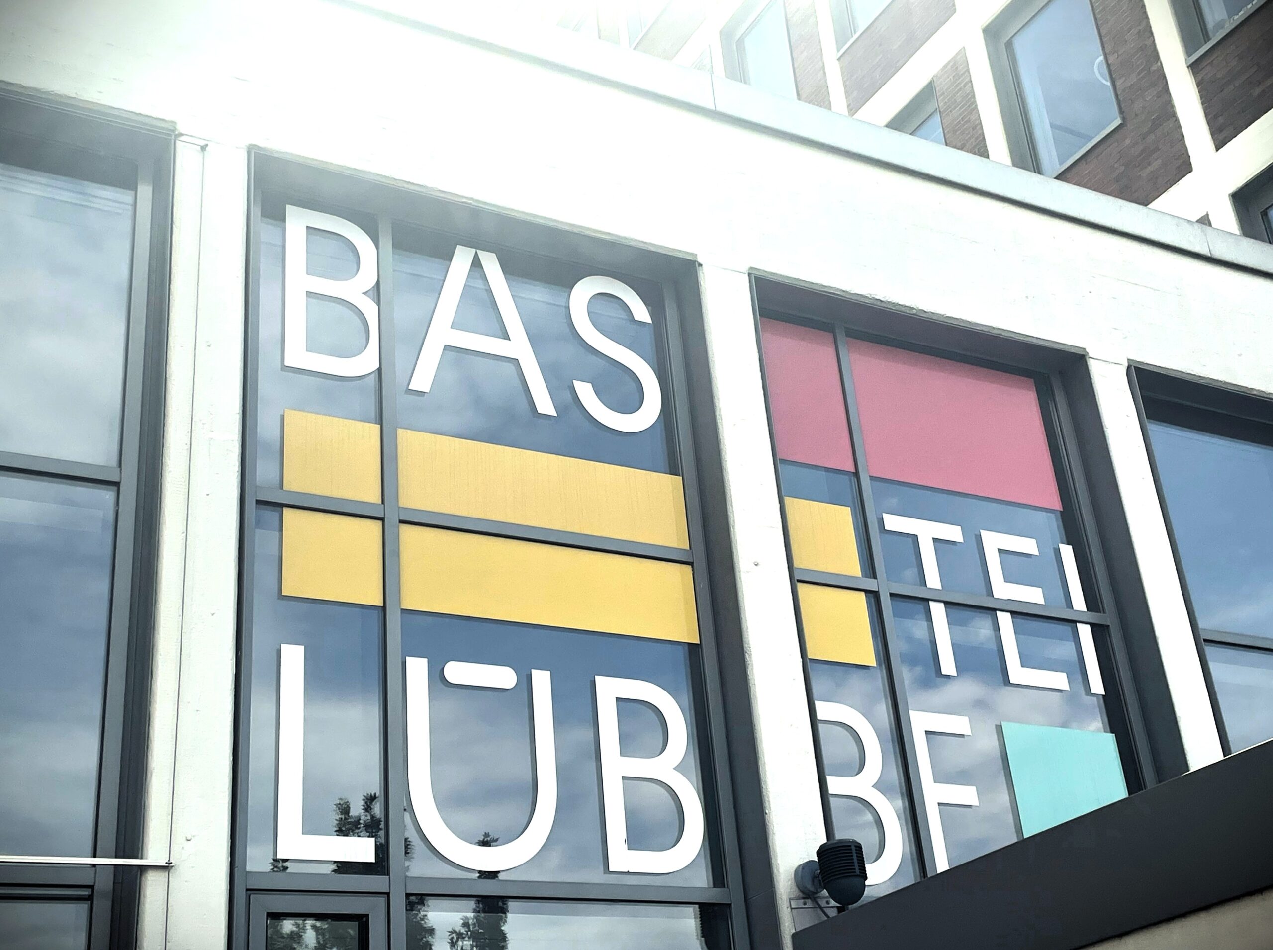 KBZ Folierungsbeispiel Fensterbeschriftung für Bastei Lübbe in Köln