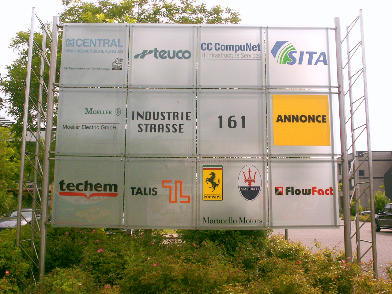 Übersichtstafel als Firmenbeschilderung für den Außenbereich im Beispiel der KBZ Werbetechnik in Köln