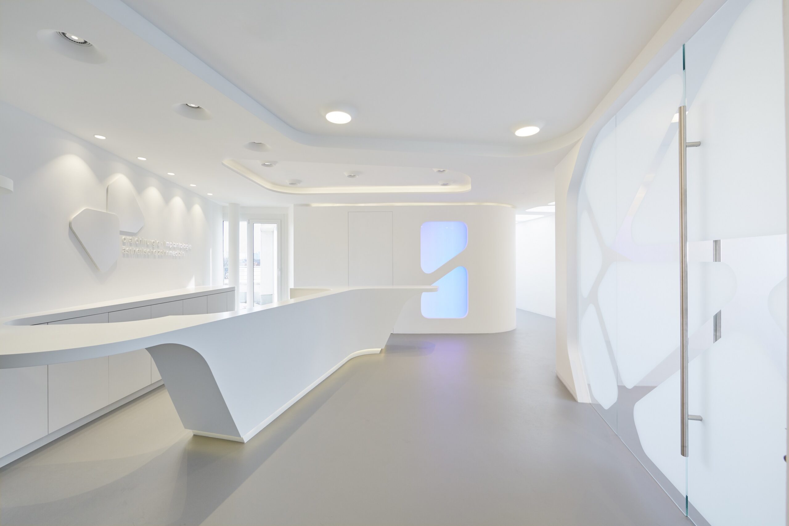 Praxis Innenraumgestaltung, mit professionellen Elementen der KBZ Werbetechnik in Köln Nippes