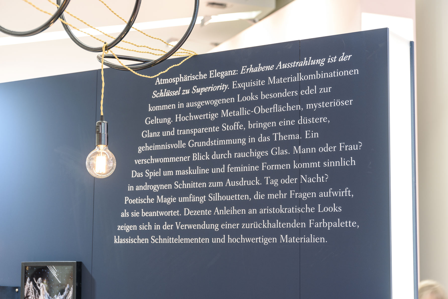 Geplottete Folienschrifte für Messewand, hier im Beispielbild der KBZ Werbetechnik aus Köln