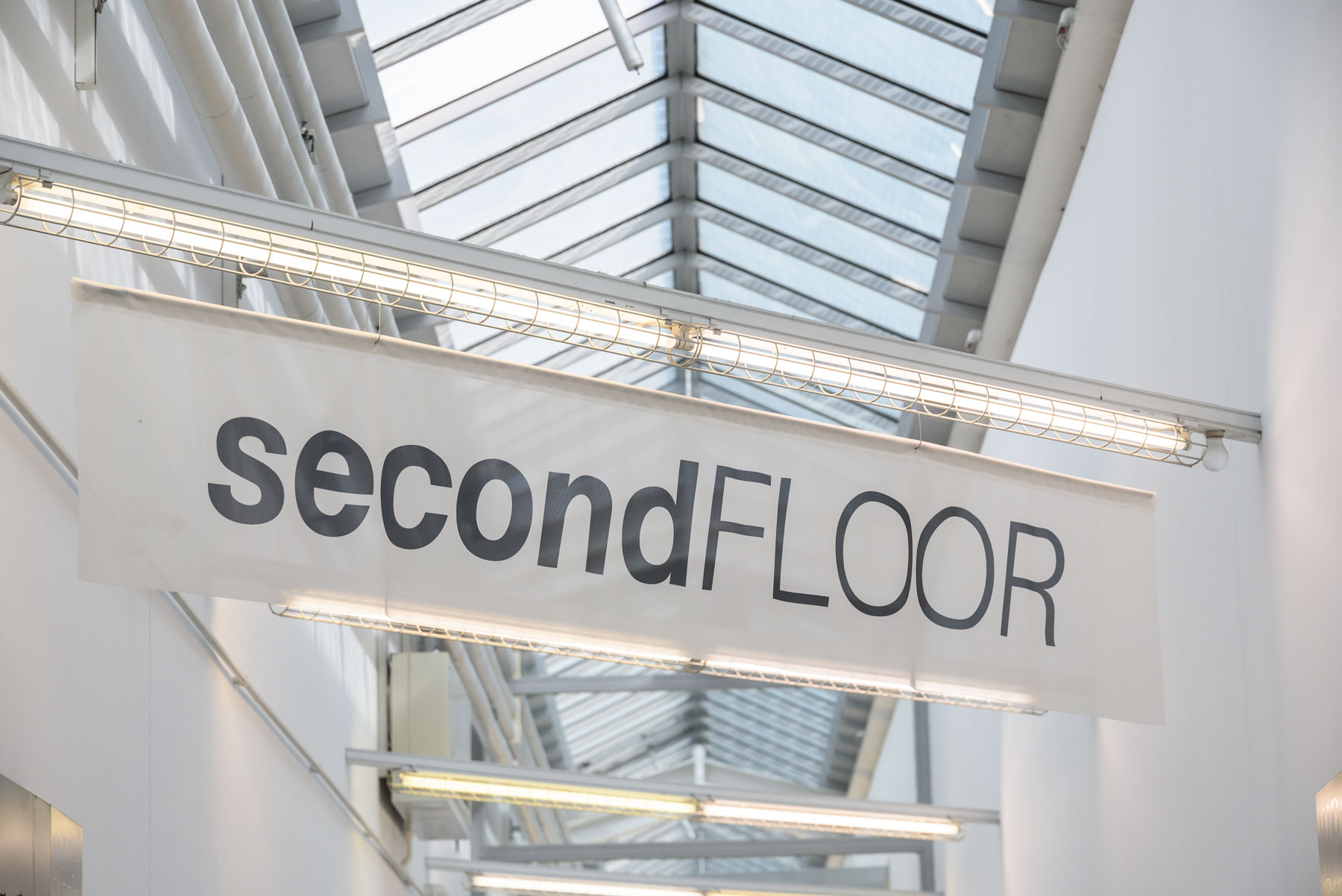 Deckenbanner zur Orientierung - hier im Beispielbild der KBZ Werbetechnik in Köln