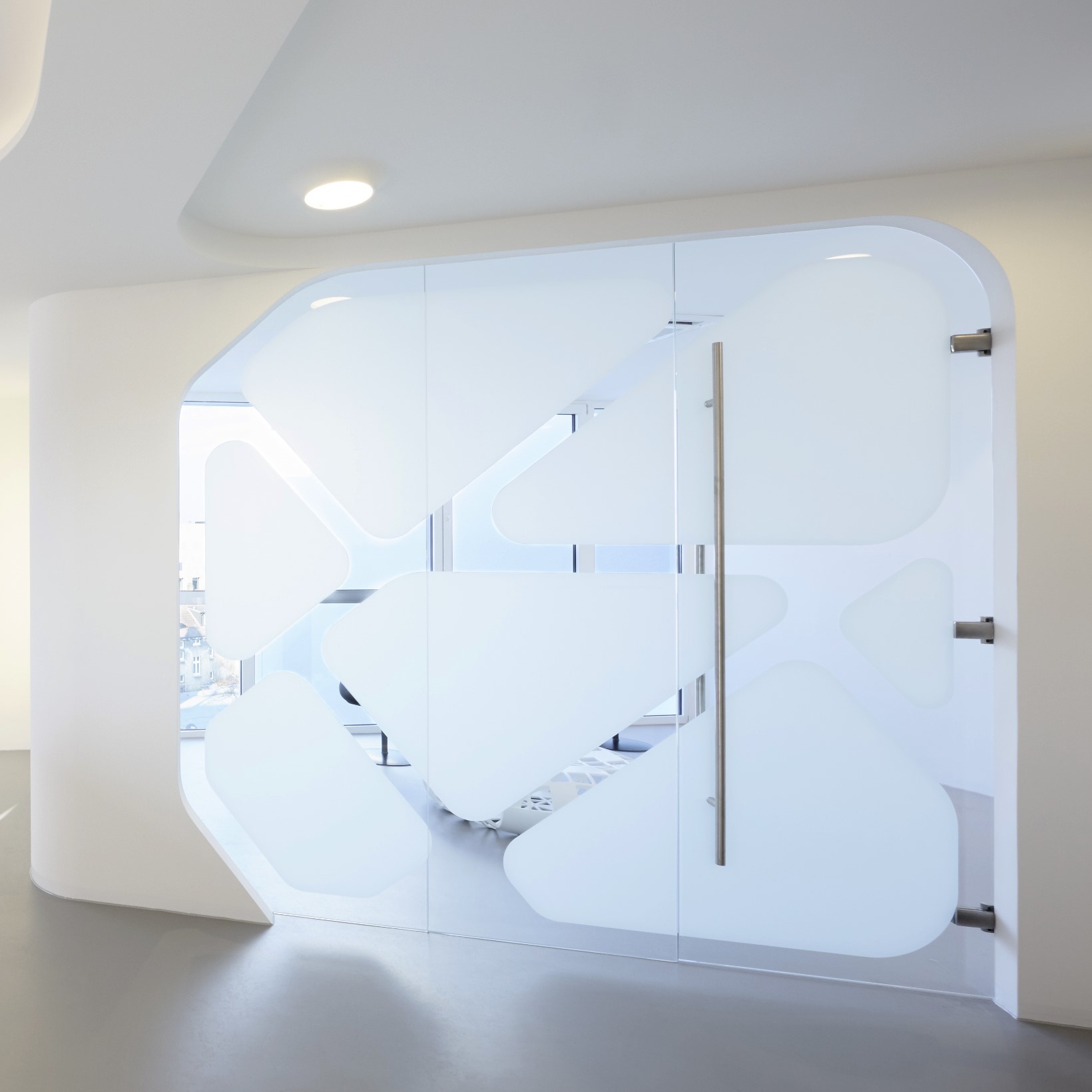 Glasfolierung im besonderen Design für die Praxisausstattung, hier als Referenzbeispiel der KBZ Werbetechnik in Köln