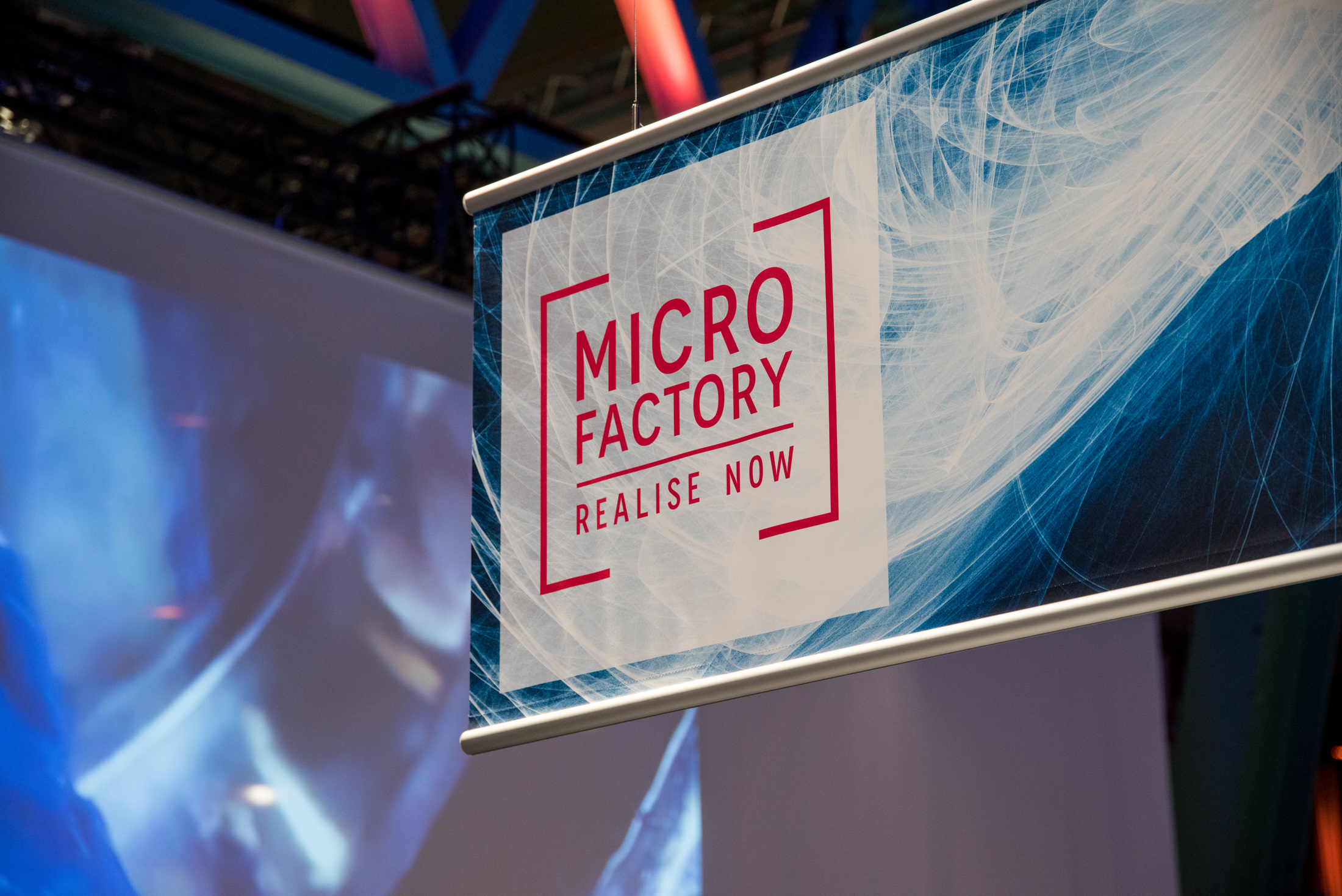 Bannerdruck mit zahlreichen Befestigungsmöglichkeiten, hier Kederschiene, von KBZ Werbetechnik in Köln.