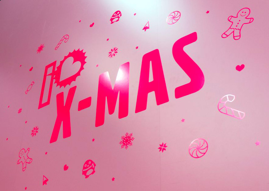 Wandbeschriftung in Neonpink – XMAS-Folienplot für Events & Pop-ups in Köln Nippes