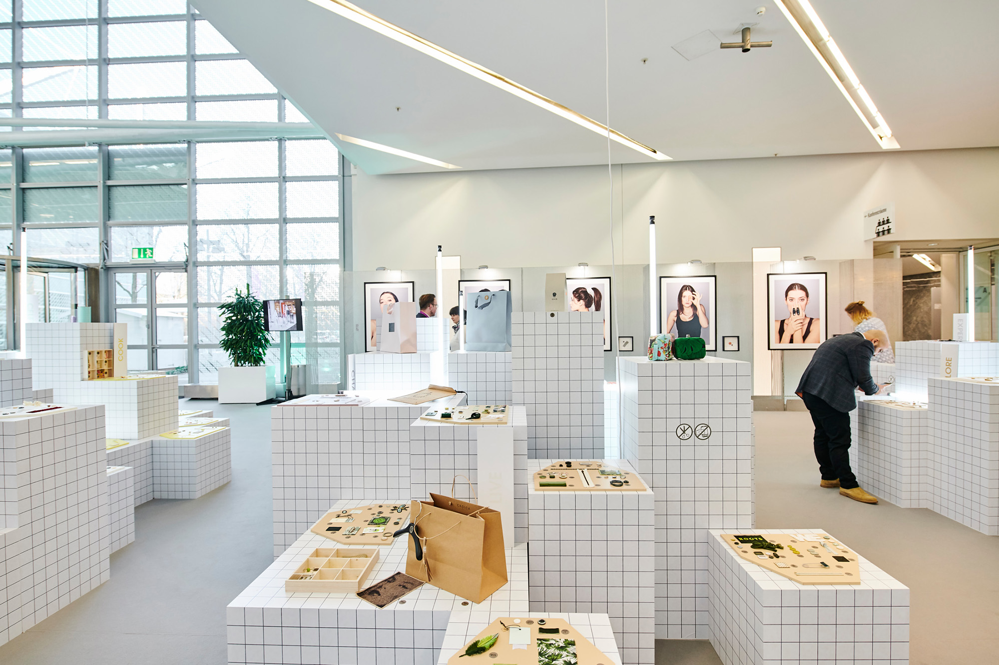 Folierte Ausstellungs-Cubus-Elemente, individuell produziert durch die KBZ Werbetechnik in Köln