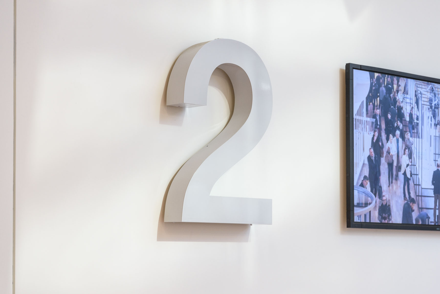 3D-Nummerierung für Stockwerke sorgt für Orientierung durch die KBZ Werbetechnik in Köln