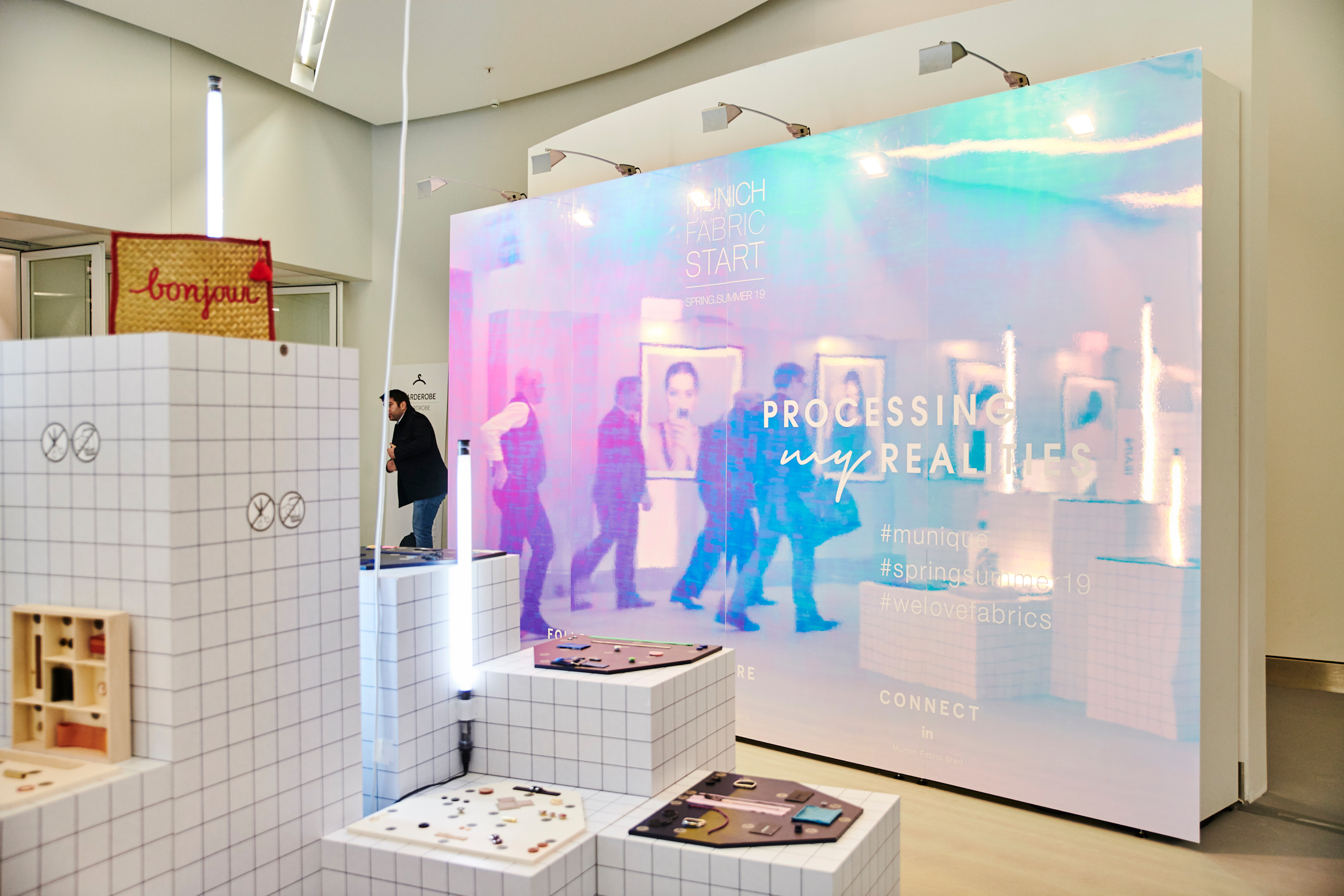 Holografische Folie - bedruckt und professionell montiert vom Team der KBZ Werbetechnik in Köln.