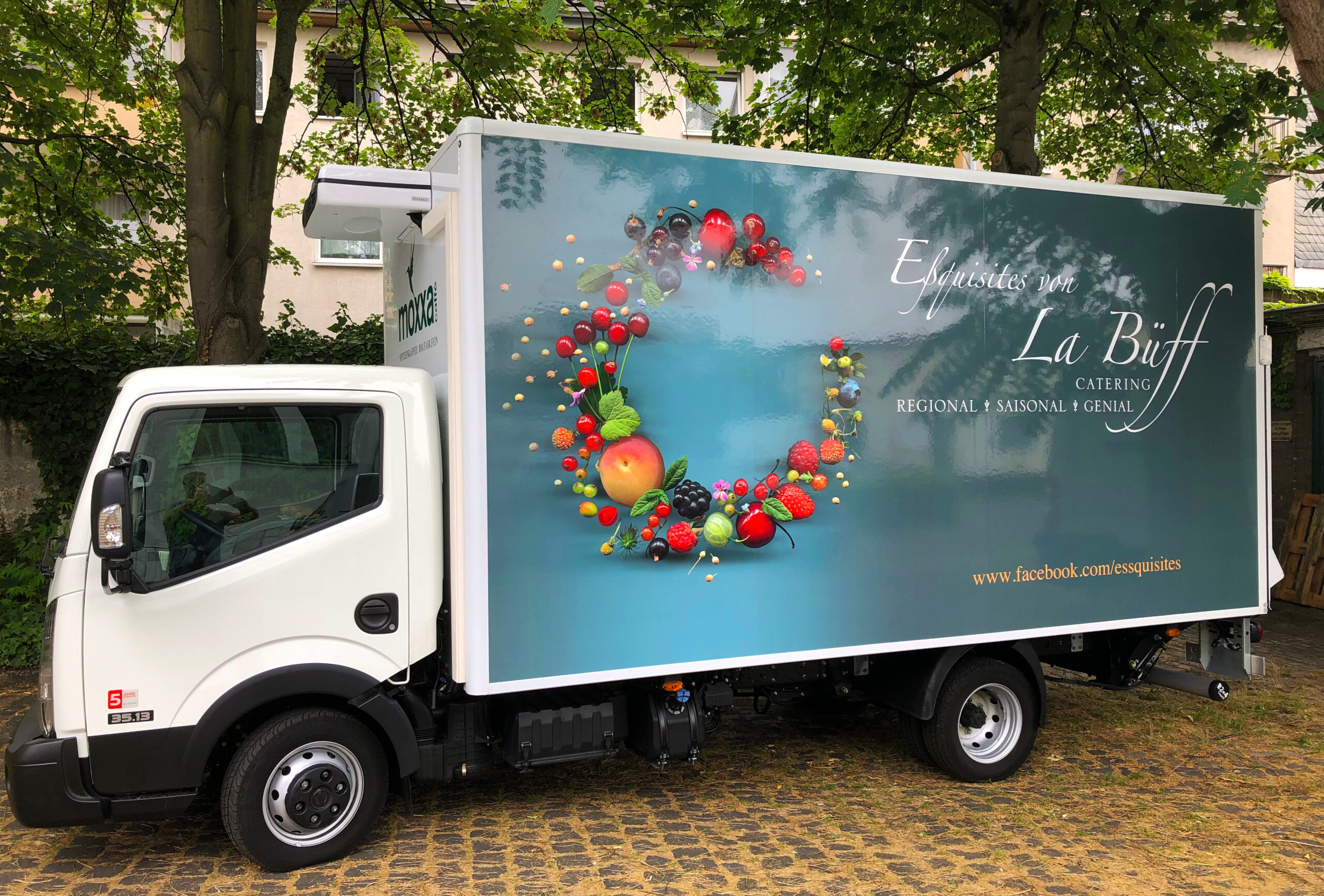 Fahrzeugbeschriftung mit Fruchtkranz für La Büff – Catering von moxxa, professionell umgesetzt durch KBZ Werbetechnik in Köln