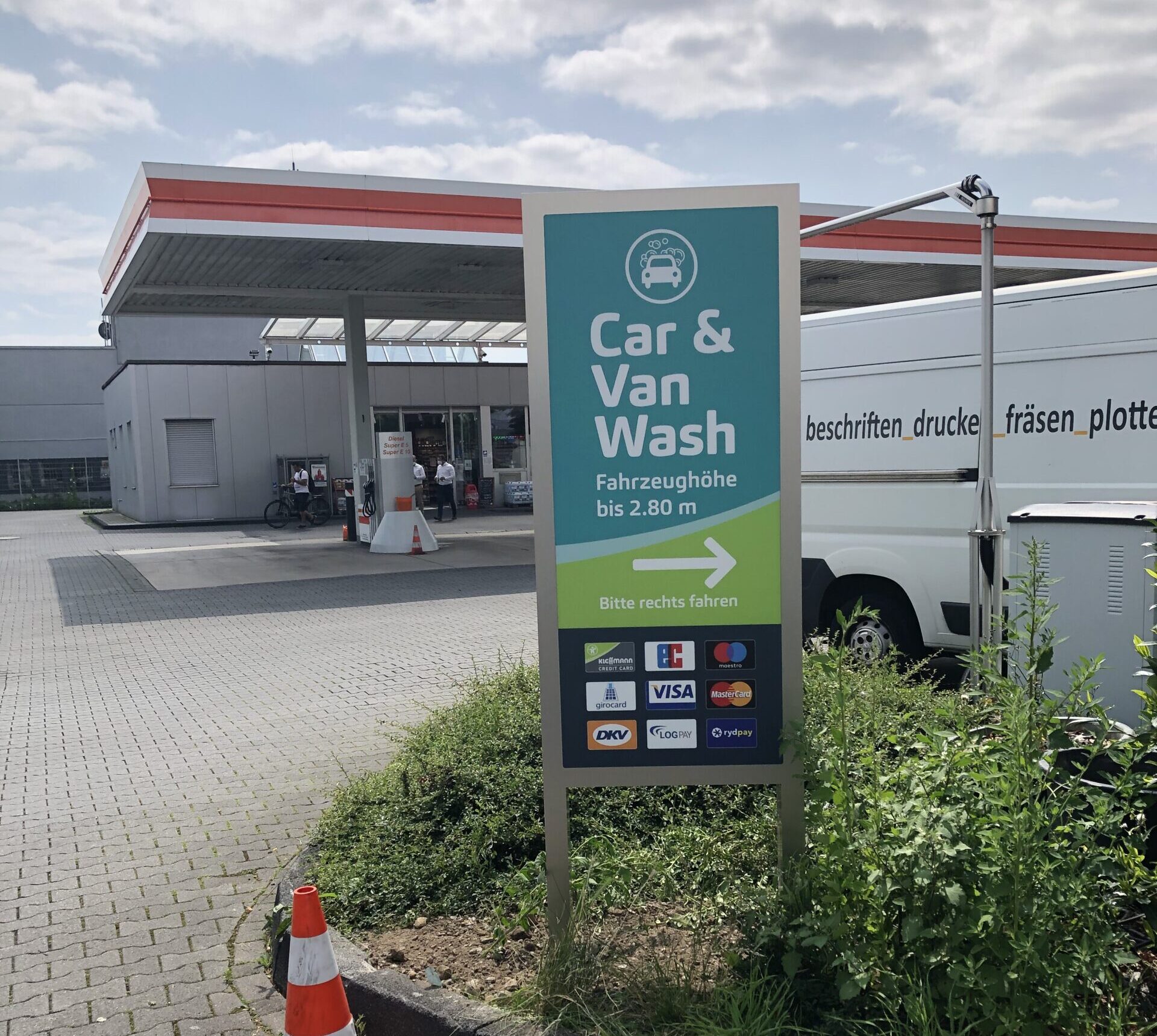 Pylon-Werbung für Waschstraße – klare Wegweisung und zugleich Markenauftritt in Köln