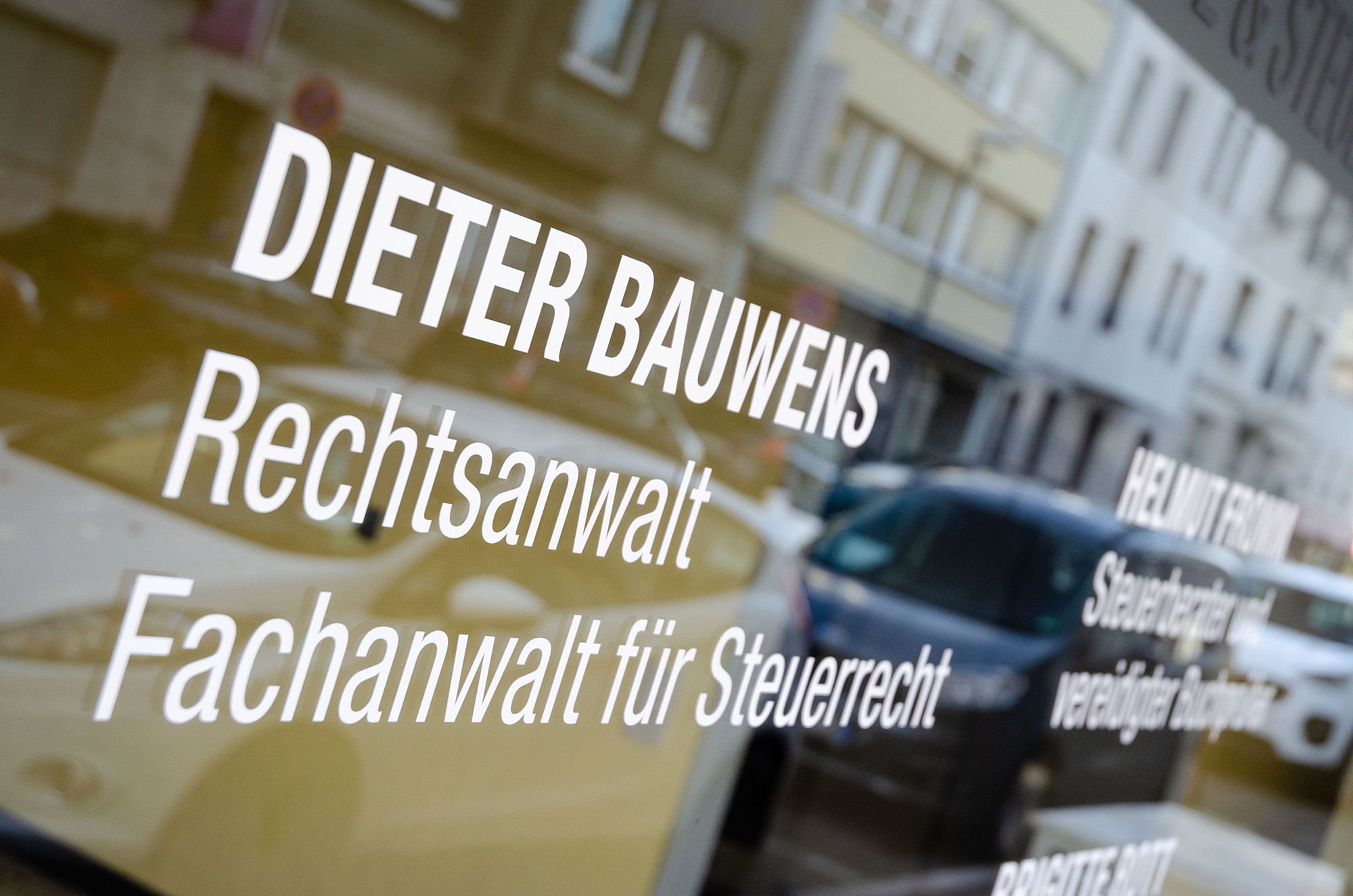 Beispiel einer Schaufensterbeschriftung der cleanen Art, umgesetzt durch KBZ Werbetechnik in Köln