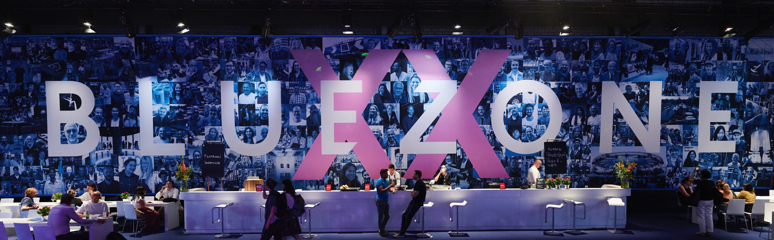 Messebanner XXL für Atmosphäre und Branding, hier als Beispielbild des professionellen Druck- und Werbetechnikbetriebs KBZ in Köln.