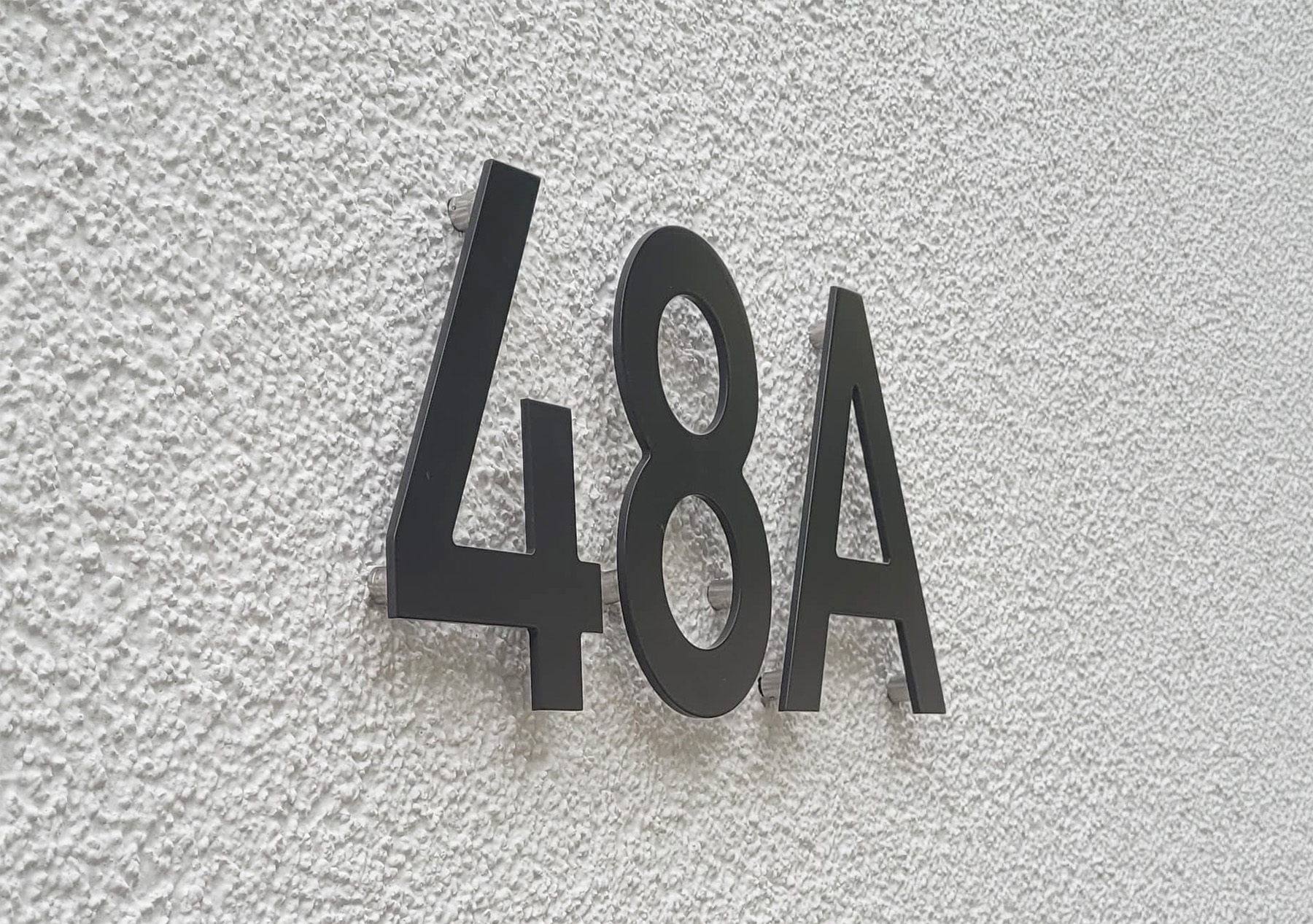 3d-Buchstaben und Ziffern aus Edelstahl im Referenzbeispiel der KBZ Werbetechnik in Köln