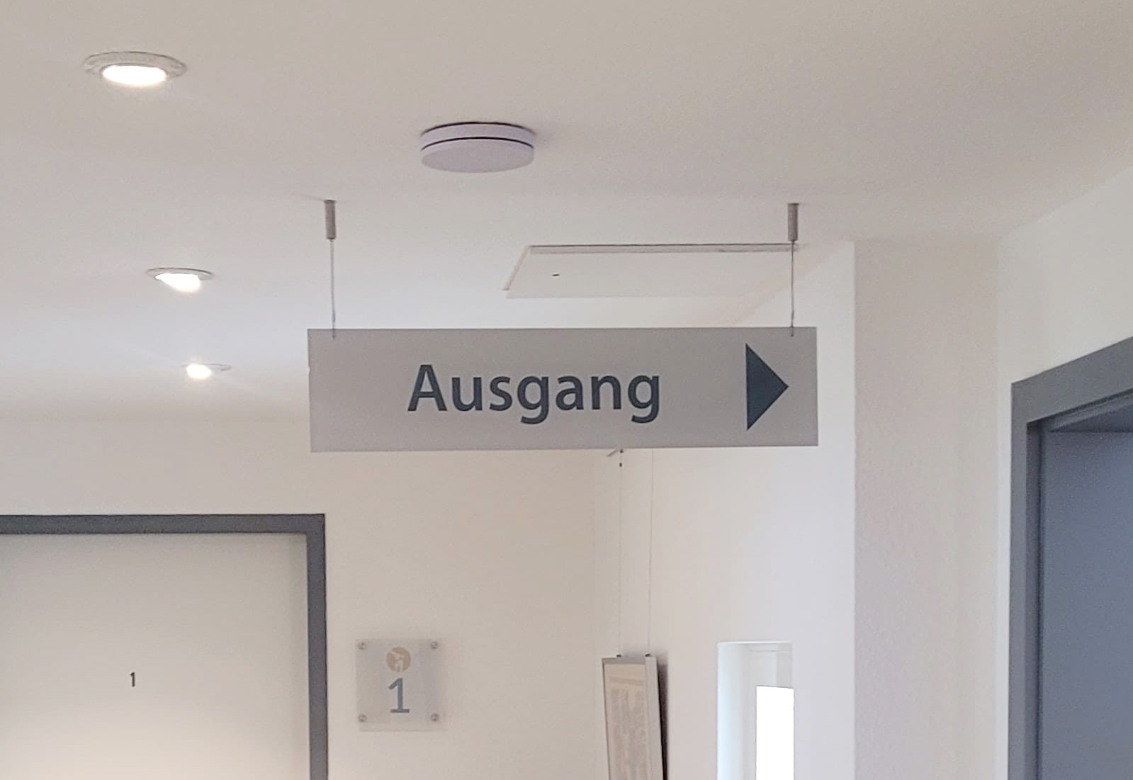 Wegbeschilderung im Innenraum für mehr Sicherheit und Orientierung am Beispiel eine Hängeschildes der KBZ Werbetechnik in Köln.