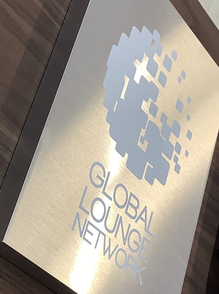 Das Arbeitsbeispiel der KBZ Werbetechnik in Köln zeigt einen gekanteten Untergrund aus Butler-Finish, weiß beschriftet für dezentes aber wirksames Branding.